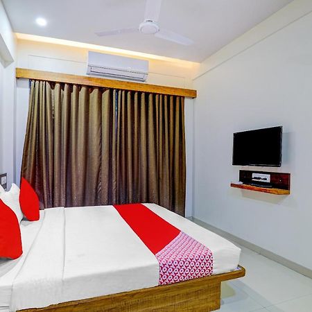 Oyo 77491 Hotel Shreenath Valsad Exteriér fotografie